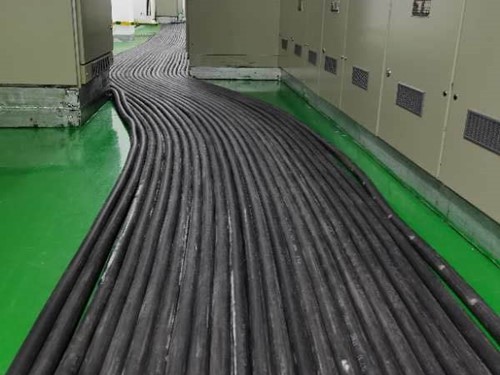 兴隆华侨农场如何根据理论计算公式计算温度对特定电压测量结果的影响？