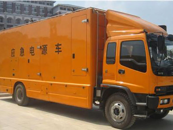 兴隆华侨农场冬季柴油发电机启动前，如何检查燃油系统中的积水？